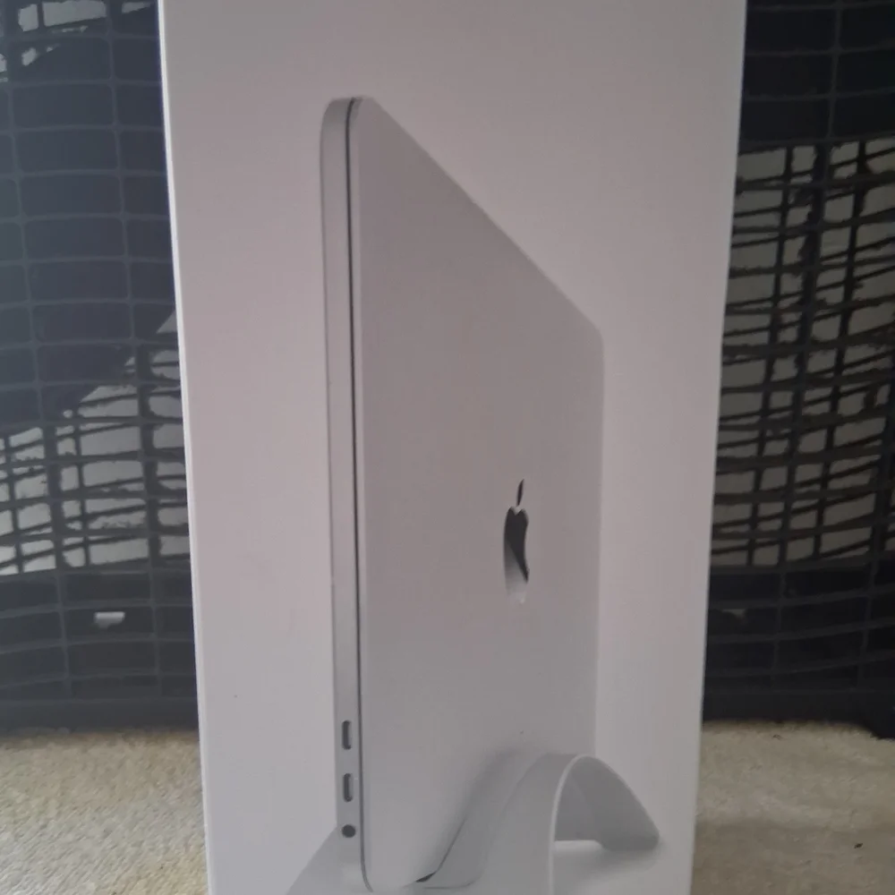 ❄️❄️$25. Apple MacBook in Silver Stand